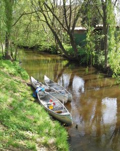 Pause am Kanufluss